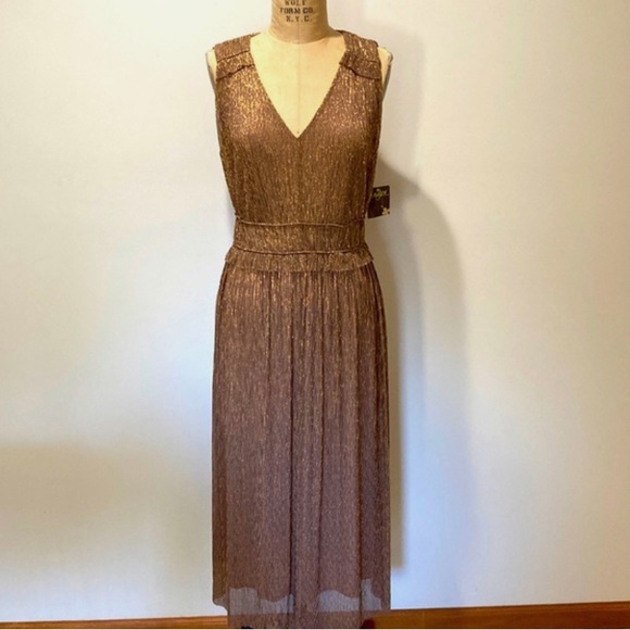 A NWT Taylor Good Size 8 cocktail dress. Flattering on most any figure. - Picture 2 of 4